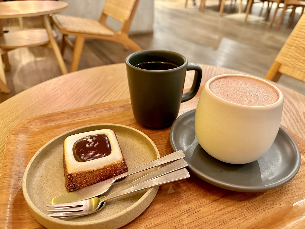 ホットほうじ茶ココアとホットコーヒーとスモア